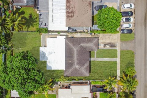 House in North Miami, Florida 5 bedrooms, 162.3 sq.m. № 1927297 - photo 4