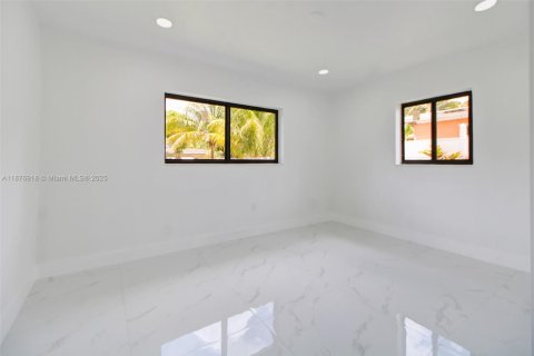 House in North Miami, Florida 5 bedrooms, 162.3 sq.m. № 1927297 - photo 27