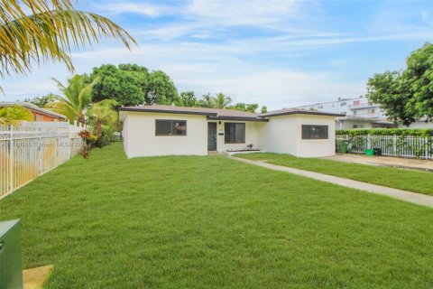 House in North Miami, Florida 5 bedrooms, 162.3 sq.m. № 1927297 - photo 9