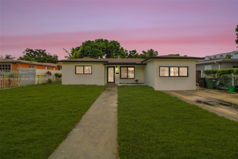 House in North Miami, Florida 5 bedrooms, 162.3 sq.m. № 1927297 - photo 11