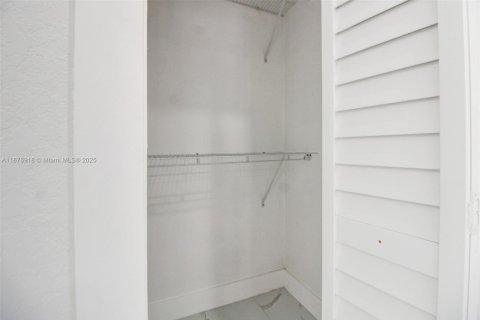 House in North Miami, Florida 5 bedrooms, 162.3 sq.m. № 1927297 - photo 22