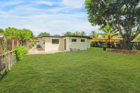 House in North Miami, Florida 5 bedrooms, 162.3 sq.m. № 1927297 - photo 18