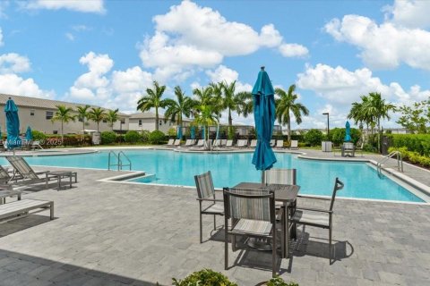 Снять в аренду таунхаус в Хомстед, Флорида 3 спальни, 129.41м2, № 1959446 - фото 28