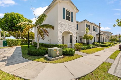 Снять в аренду таунхаус в Хомстед, Флорида 3 спальни, 129.41м2, № 1959446 - фото 1