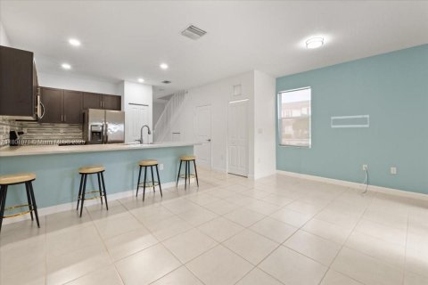 Снять в аренду таунхаус в Хомстед, Флорида 3 спальни, 129.41м2, № 1959446 - фото 6