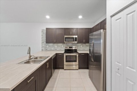 Снять в аренду таунхаус в Хомстед, Флорида 3 спальни, 129.41м2, № 1959446 - фото 8