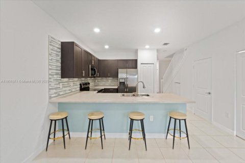 Снять в аренду таунхаус в Хомстед, Флорида 3 спальни, 129.41м2, № 1959446 - фото 7