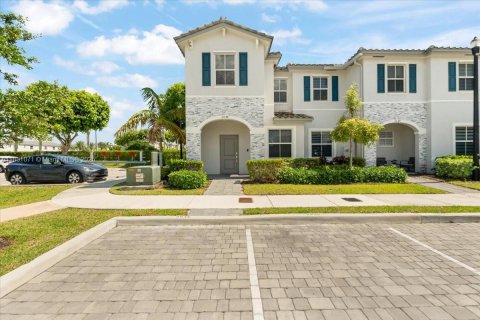 Снять в аренду таунхаус в Хомстед, Флорида 3 спальни, 129.41м2, № 1959446 - фото 2