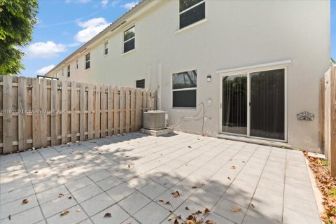 Снять в аренду таунхаус в Хомстед, Флорида 3 спальни, 129.41м2, № 1959446 - фото 18