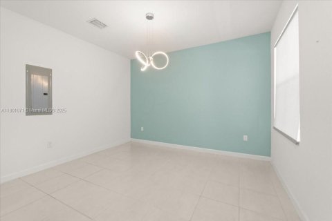 Снять в аренду таунхаус в Хомстед, Флорида 3 спальни, 129.41м2, № 1959446 - фото 4