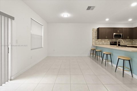 Снять в аренду таунхаус в Хомстед, Флорида 3 спальни, 129.41м2, № 1959446 - фото 5