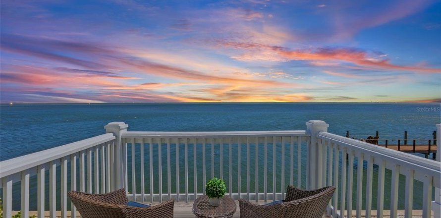 Townhouse in Saint Petersburg, Florida 3 bedrooms, 133.5 sq.m. № 1910859