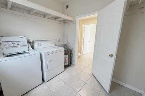 Immobilier commercial à louer à West Palm Beach, Floride: 3 chambres, 91.04 m2 № 1208117 - photo 1