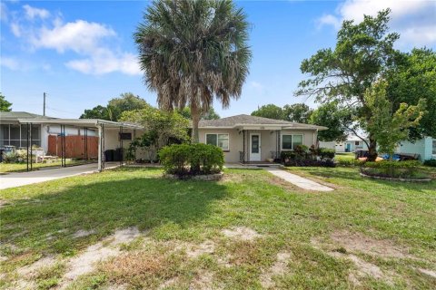 House in New Port Richey, Florida 3 bedrooms, 139.82 sq.m. № 2406369 - photo 2