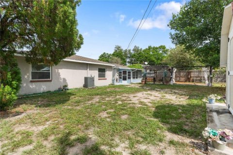 House in New Port Richey, Florida 3 bedrooms, 139.82 sq.m. № 2406369 - photo 22