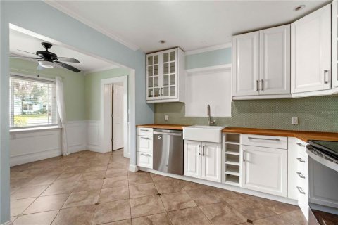 House in New Port Richey, Florida 3 bedrooms, 139.82 sq.m. № 2406369 - photo 8