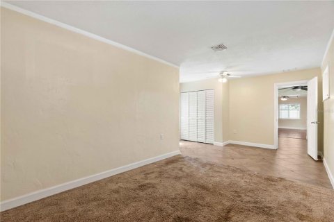 House in New Port Richey, Florida 3 bedrooms, 139.82 sq.m. № 2406369 - photo 17