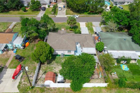 House in New Port Richey, Florida 3 bedrooms, 139.82 sq.m. № 2406369 - photo 5