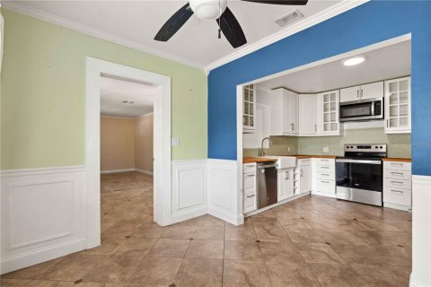 House in New Port Richey, Florida 3 bedrooms, 139.82 sq.m. № 2406369 - photo 10
