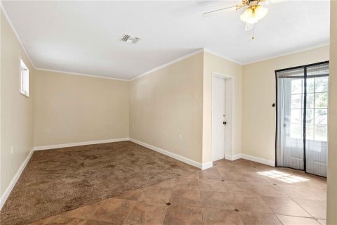 House in New Port Richey, Florida 3 bedrooms, 139.82 sq.m. № 2406369 - photo 16