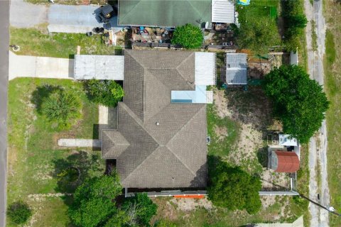 House in New Port Richey, Florida 3 bedrooms, 139.82 sq.m. № 2406369 - photo 4