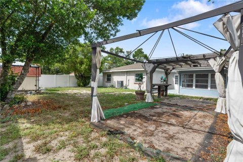 House in New Port Richey, Florida 3 bedrooms, 139.82 sq.m. № 2406369 - photo 20