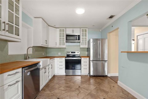 House in New Port Richey, Florida 3 bedrooms, 139.82 sq.m. № 2406369 - photo 9