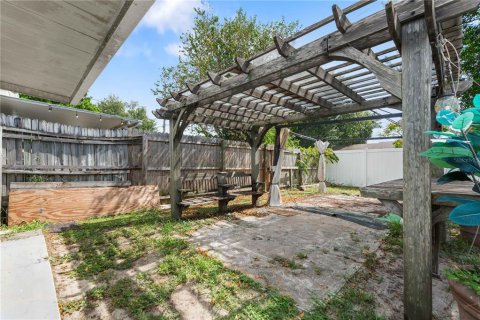 House in New Port Richey, Florida 3 bedrooms, 139.82 sq.m. № 2406369 - photo 19