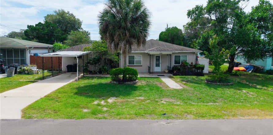 House in New Port Richey, Florida 3 bedrooms, 139.82 sq.m. № 2406369