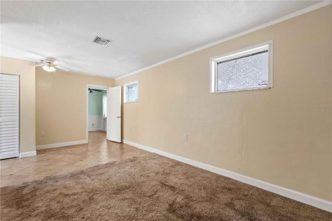 House in New Port Richey, Florida 3 bedrooms, 139.82 sq.m. № 2406369 - photo 18