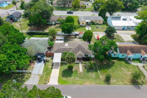 House in New Port Richey, Florida 3 bedrooms, 139.82 sq.m. № 2406369 - photo 3