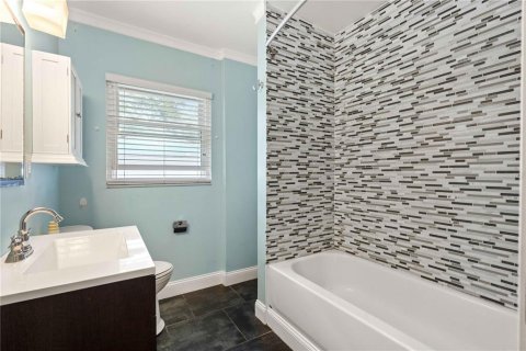 House in New Port Richey, Florida 3 bedrooms, 139.82 sq.m. № 2406369 - photo 14