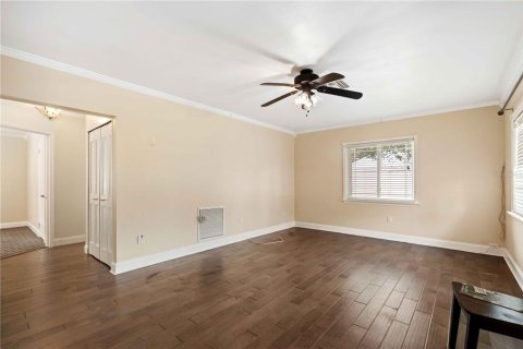House in New Port Richey, Florida 3 bedrooms, 139.82 sq.m. № 2406369 - photo 7