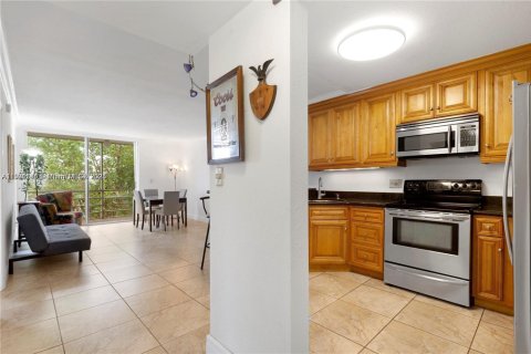 Condo in North Miami Beach, Florida, 1 bedroom  № 1955993 - photo 3