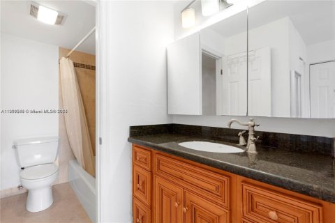 Condo in North Miami Beach, Florida, 1 bedroom  № 1955993 - photo 13