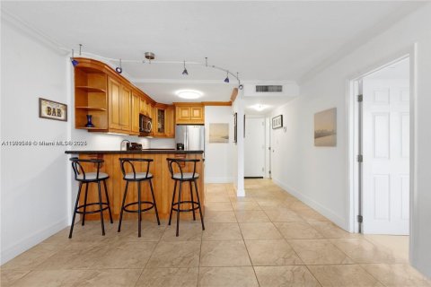Condo in North Miami Beach, Florida, 1 bedroom  № 1955993 - photo 4
