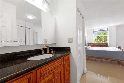 Condo in North Miami Beach, Florida, 1 bedroom  № 1955993 - photo 12