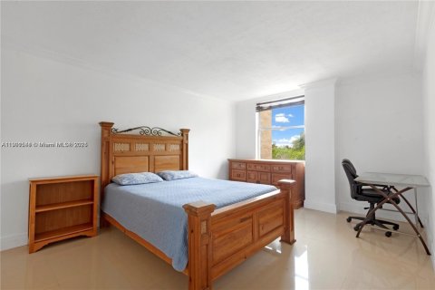 Condo in North Miami Beach, Florida, 1 bedroom  № 1955993 - photo 11