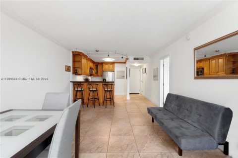 Condo in North Miami Beach, Florida, 1 bedroom  № 1955993 - photo 1