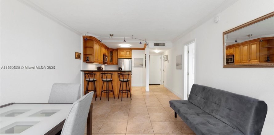 Condo in North Miami Beach, Florida, 1 bedroom № 1955993