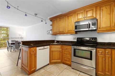 Condo in North Miami Beach, Florida, 1 bedroom  № 1955993 - photo 7
