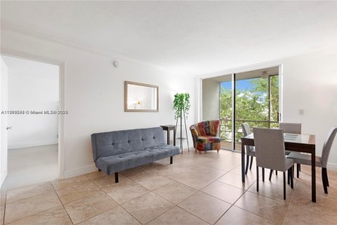 Condo in North Miami Beach, Florida, 1 bedroom  № 1955993 - photo 2