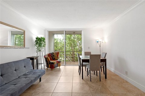 Condo in North Miami Beach, Florida, 1 bedroom  № 1955993 - photo 18