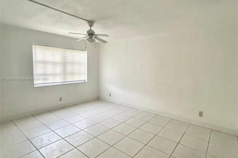 Condo in Hollywood, Florida, 2 bedrooms  № 1931747 - photo 5