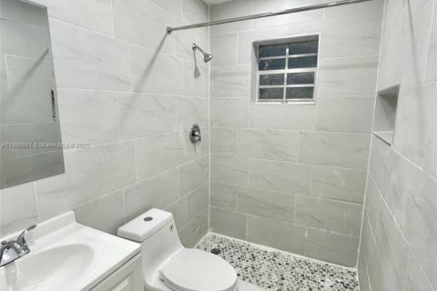Condo in Hollywood, Florida, 2 bedrooms  № 1931747 - photo 9