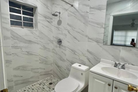 Condo in Hollywood, Florida, 2 bedrooms  № 1931747 - photo 11