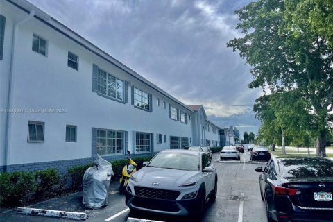Condo in Hollywood, Florida, 2 bedrooms  № 1931747 - photo 15