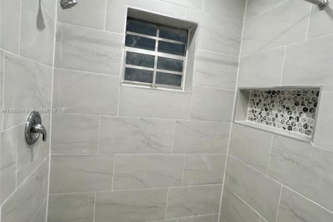 Condo in Hollywood, Florida, 2 bedrooms  № 1931747 - photo 8