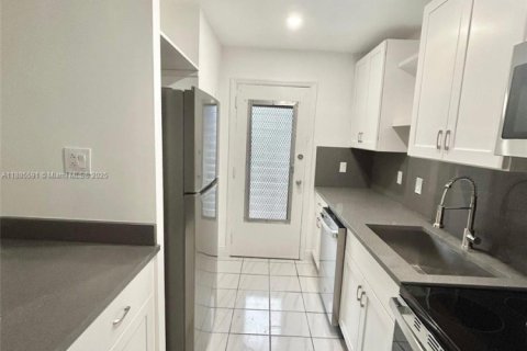 Condo in Hollywood, Florida, 2 bedrooms  № 1931747 - photo 2