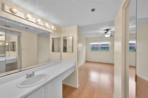 Condo in Pembroke Pines, Florida, 2 bedrooms  № 2059899 - photo 8
